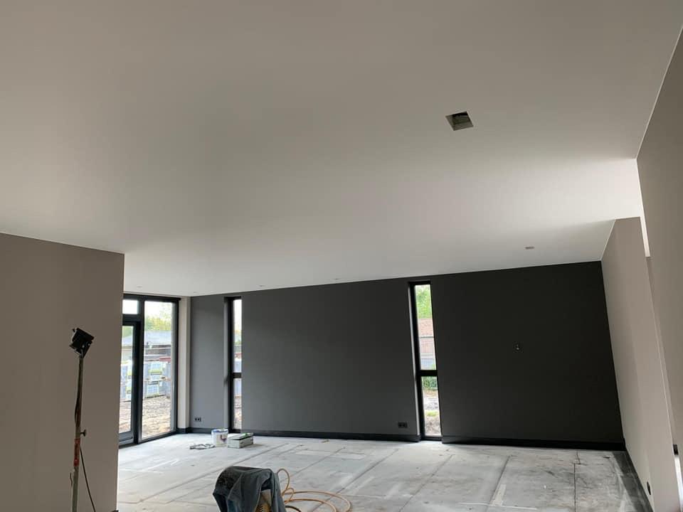 Binnenrenovatie van woonruimte met nieuwe wanden en grote raampartijen